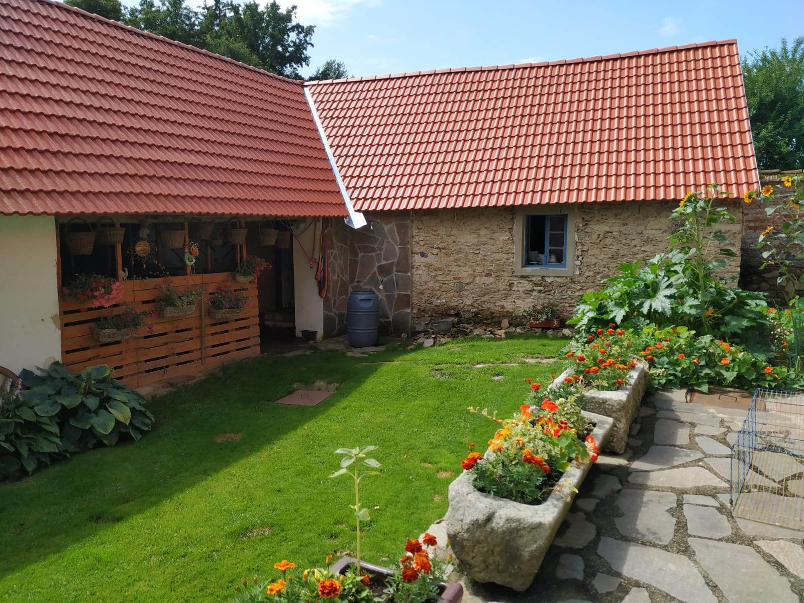 dvůr, pohled od stodoly